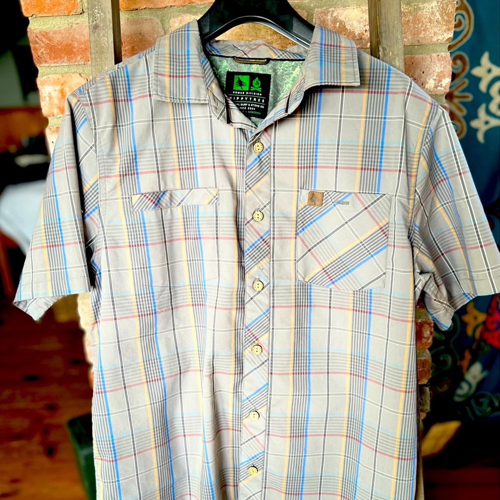 TENTREE- mens size medium short sleeve button up shirt, like new condition.